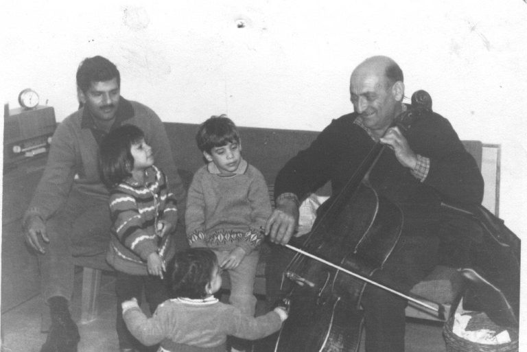 פרנטו מנגן בצלו לנכדים היימס 1972