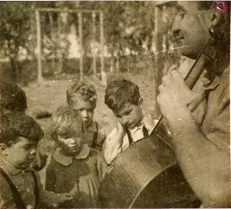 פרנטו מנגן לפני ילדים הראשונים של הקיבוץ