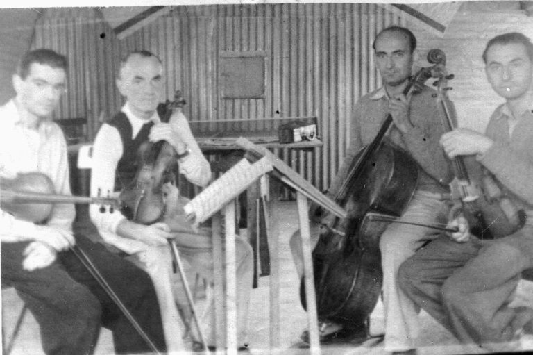 רביעית המיתרים מנגנת במחנה המעצר ברפיח