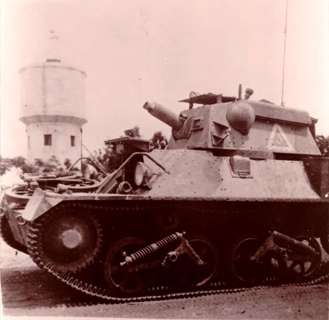 הטנק - ברקע מגדל המים, 1945